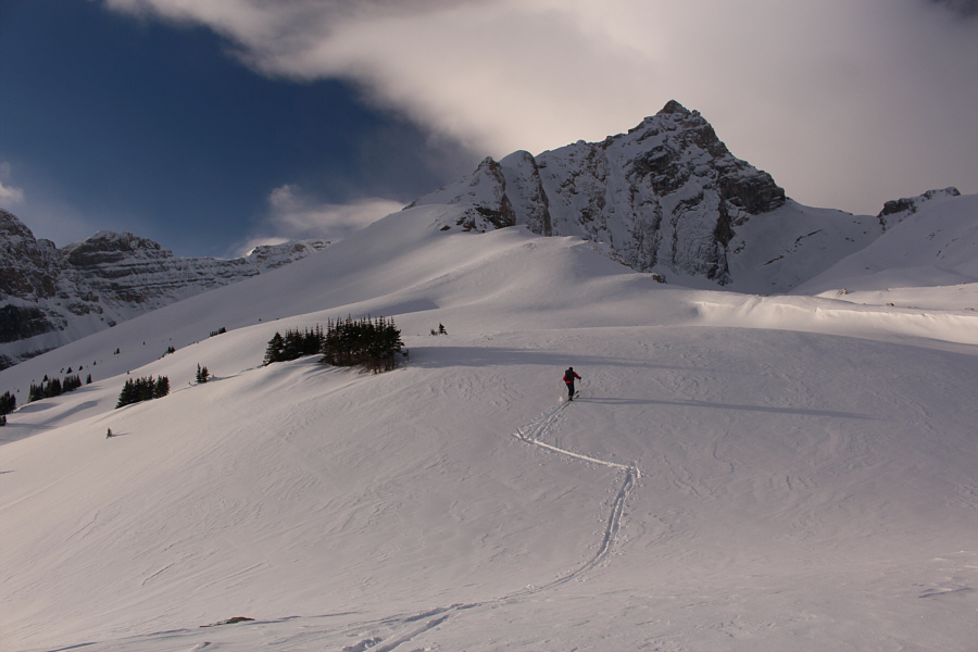 Those slopes on the left looked very enticing, but we avoided them because of the "Considerable" avalanche hazard.