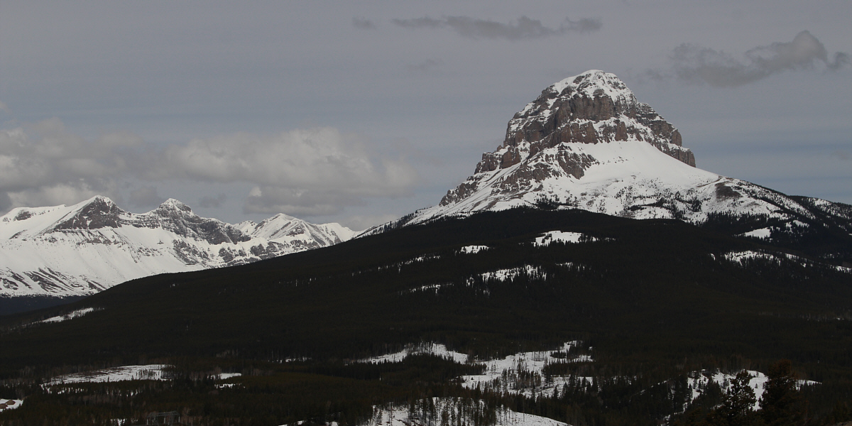 The two unnamed peaks at far left are begging to be climbed...