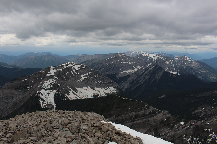 It's surprising that the unnamed snowy ridge in the left foreground is unnamed.