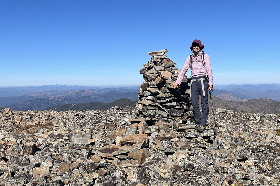 This cairn should be on the true summit!