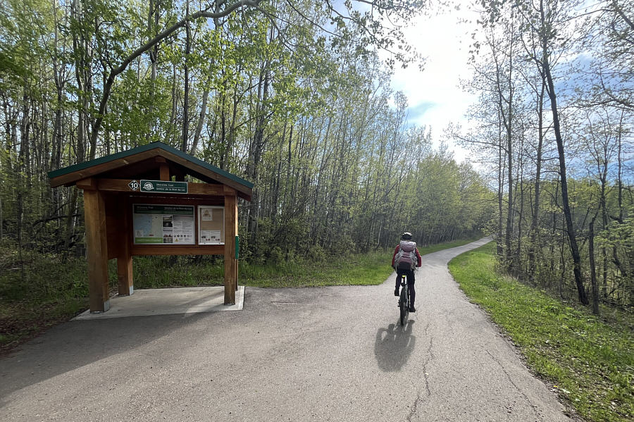 They need to extend this pathway all the way around Astotin Lake.