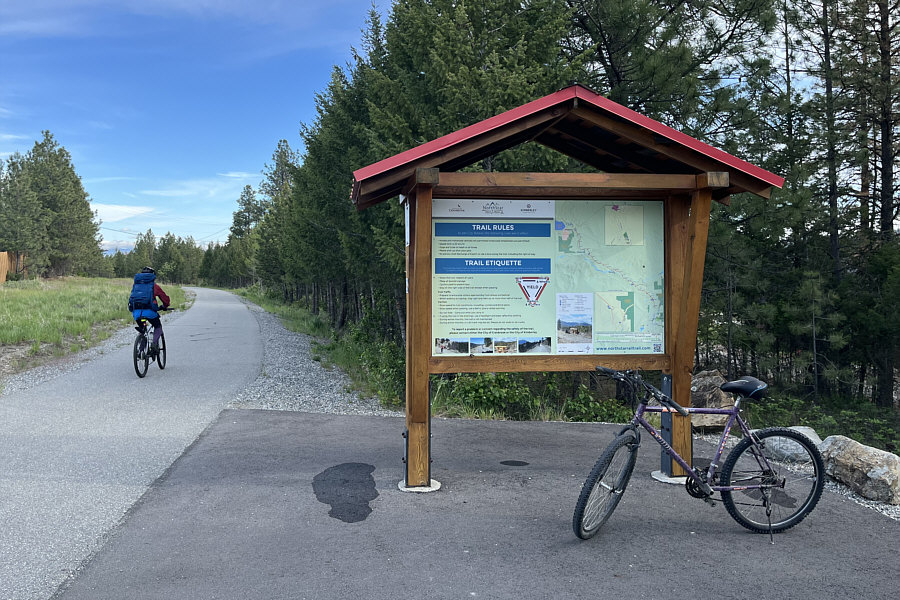 There is a toilet at this trailhead!