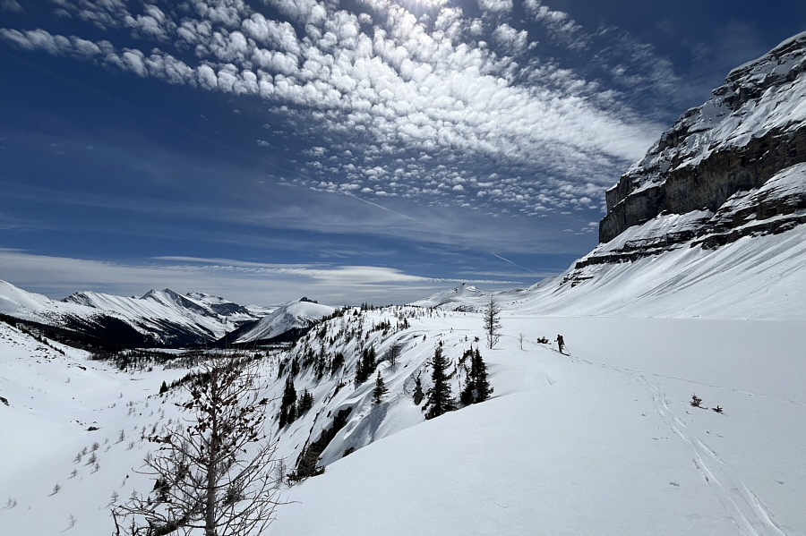 Note the ski tracks going down into the valley on the left.