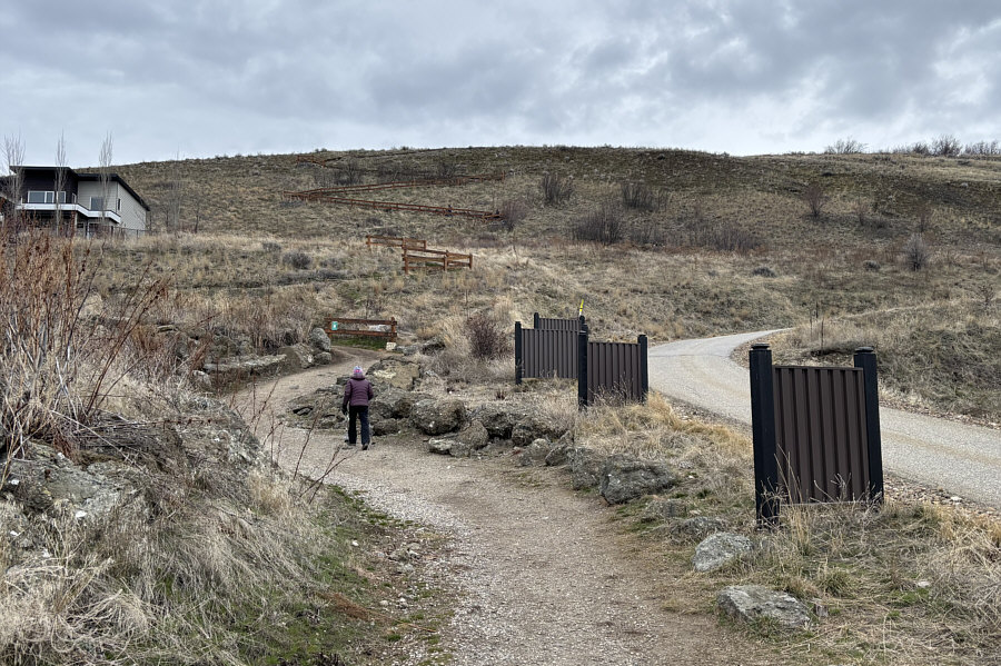 The road on the right is actually a private driveway--don't go that way!