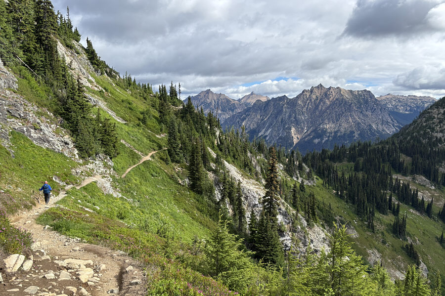 Amazingly, there are no other hikers in the photo which makes the trail look deserted!