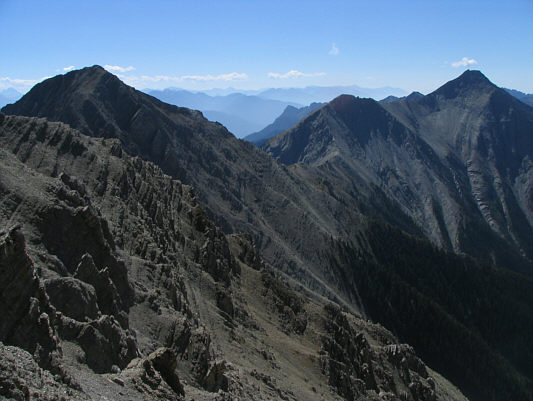 The traverse of this ridge looks like a long adventure.