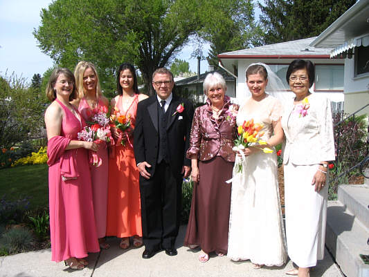 Kelly made her own dress as well as the dresses of all her bridesmaids.