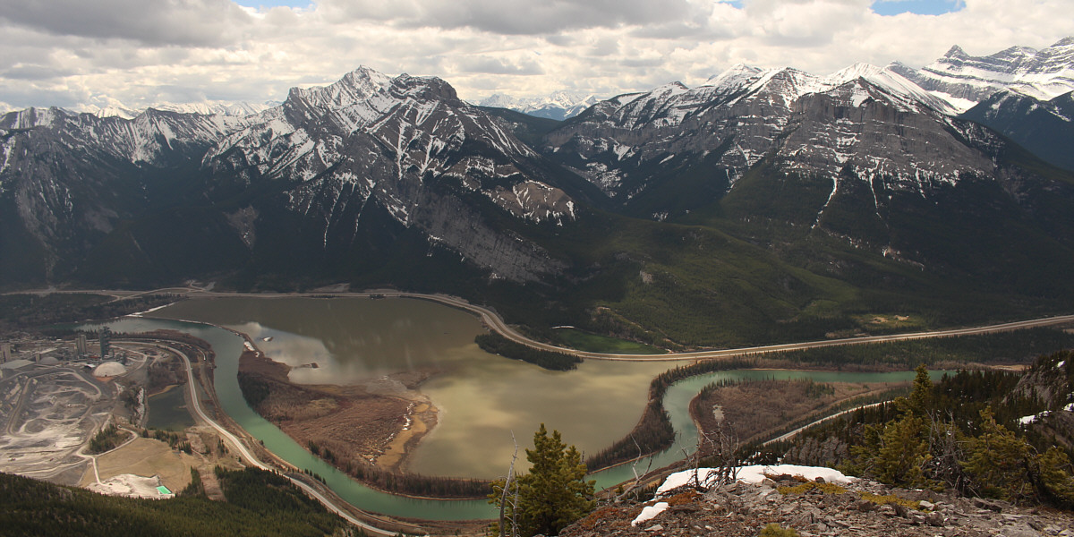 I find it odd that Lac Des Arcs is so brownish compared to the Bow River...